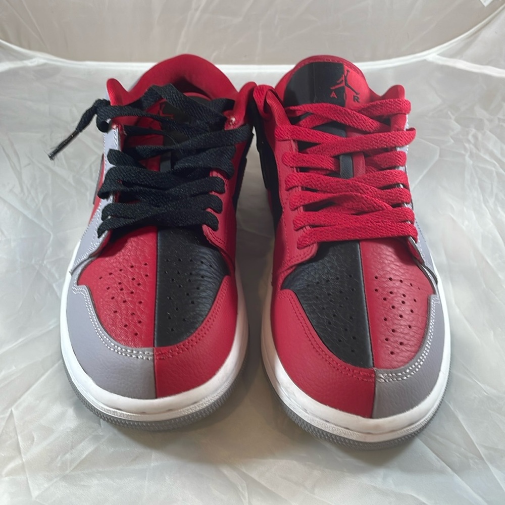 Jordan 1 Low SE Women’s Red Black size 8